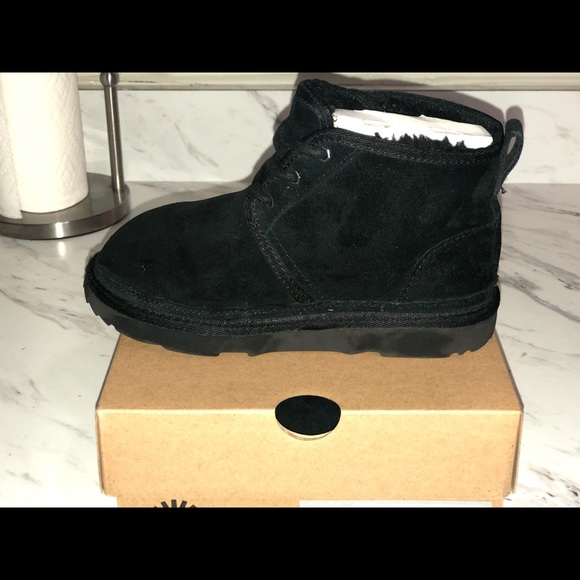Boys UGG Boots - Picture 3 of 4